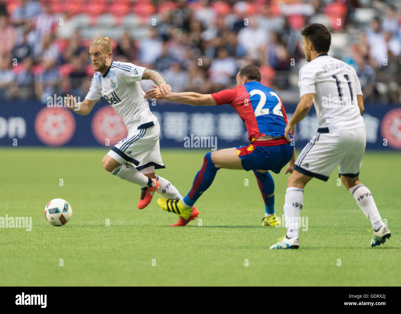 Vancouver, Canada. 19 Luglio, 2016. Jordon Mutch (22) di Cristallo Palace il tentativo di ottenere Marcel de Jong (33) di Vancouver Whitecaps fuori della sfera. Vancouver Whitecaps vs Crystal Palace, BC Place Stadium. Final 2-2. Credito: Gerry Rousseau/Alamy Live News Foto Stock