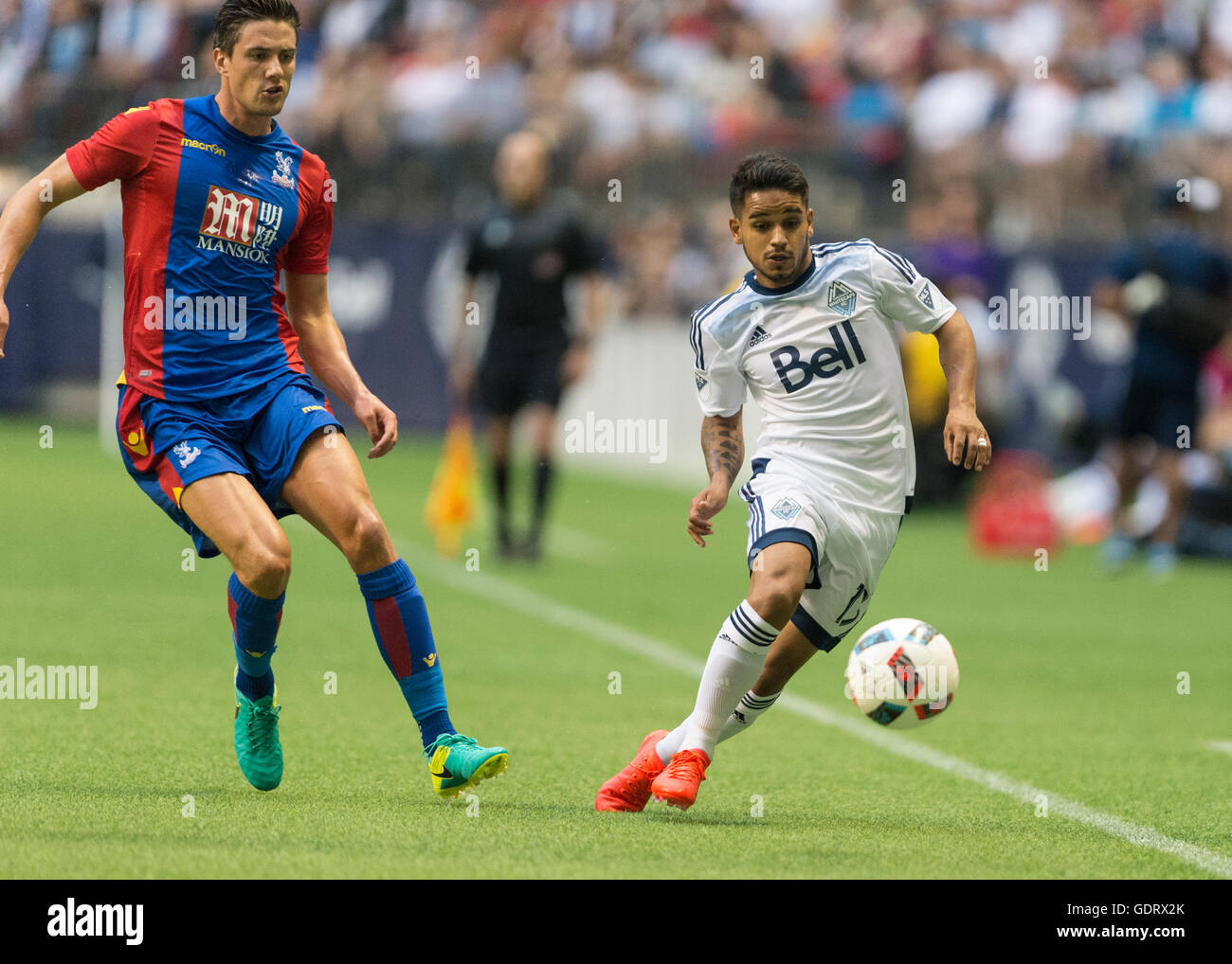 Vancouver, Canada. 19 Luglio, 2016. Cristian Techera (13) di Vancouver Whitecaps tenendo la palla giù il diversivo. Con Martin Kelly (34) di Cristallo Palace di inseguimento. Vancouver Whitecaps vs Crystal Palace, BC Place Stadium. Final 2-2. Credito: Gerry Rousseau/Alamy Live News Foto Stock