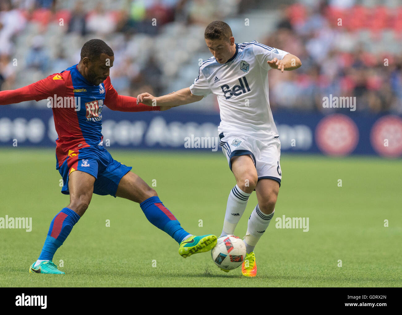 Vancouver, Canada. 19 Luglio, 2016. Fraser Aird (8) di Vancouver Whitecaps sfidati da Jason Puncheon (42) di Crystal Palace. Vancouver Whitecaps vs Crystal Palace, BC Place Stadium. Final 2-2. Credito: Gerry Rousseau/Alamy Live News Foto Stock
