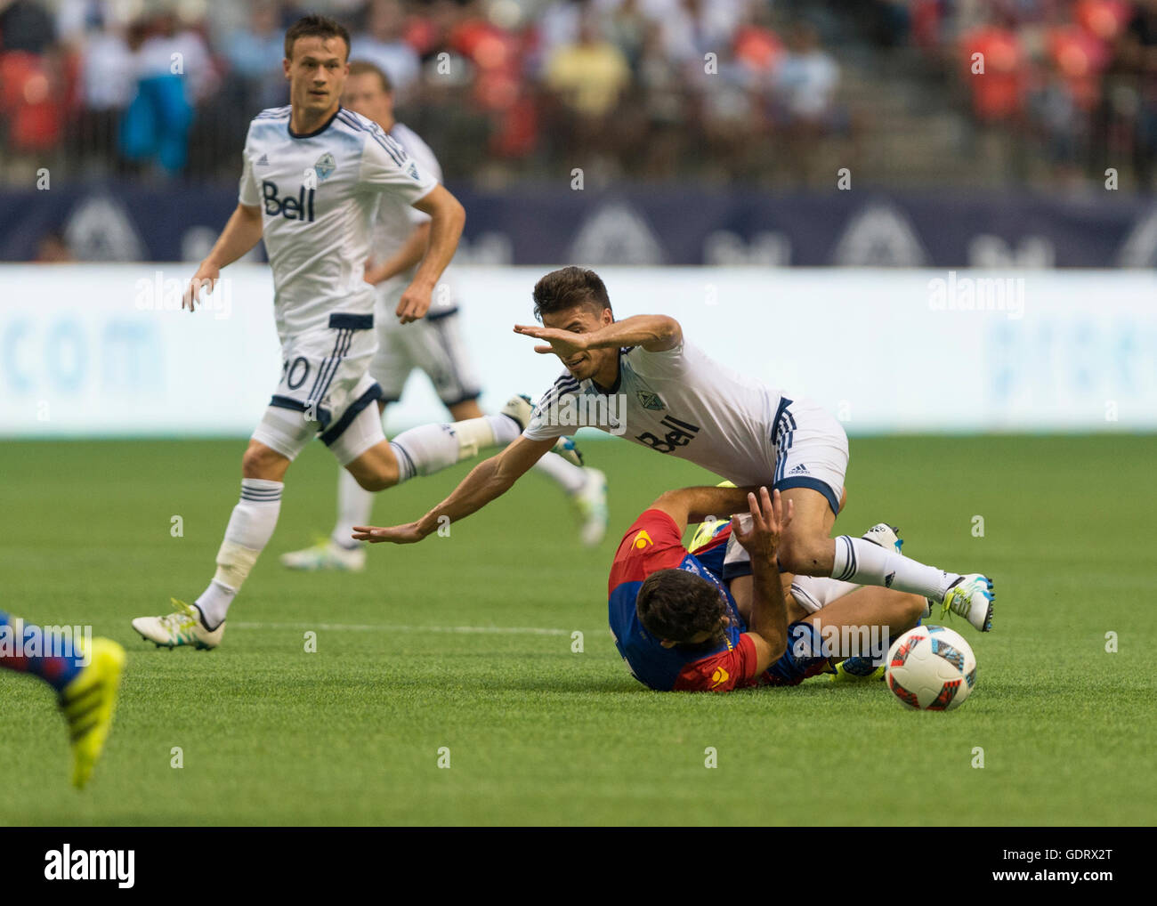 Vancouver, Canada. 19 Luglio, 2016. Mile Jedinak (15) di Crystal Palace e Nicolas Mezquida (11) di Vancouver Whitecaps collidere. Vancouver Whitecaps vs Crystal Palace, BC Place Stadium. Final 2-2. Credito: Gerry Rousseau/Alamy Live News Foto Stock