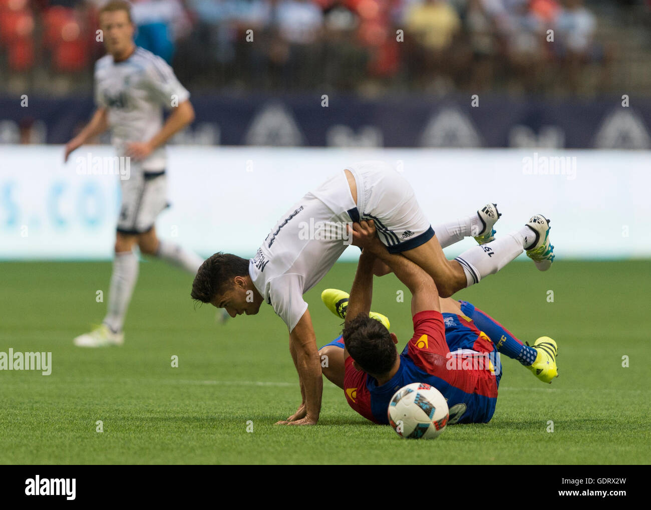 Vancouver, Canada. 19 Luglio, 2016. Mile Jedinak (15) di Cristallo Palace spingendo Nicolas Mezquida (11) di Vancouver Whitecaps off. Vancouver Whitecaps vs Crystal Palace, BC Place Stadium. Final 2-2. Credito: Gerry Rousseau/Alamy Live News Foto Stock