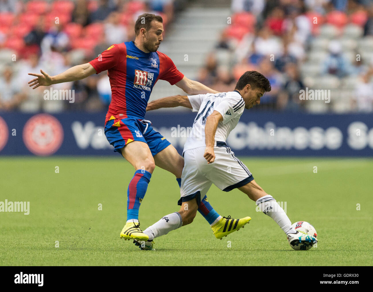 Vancouver, Canada. 19 Luglio, 2016. Nicolas Mezquida (11) di Vancouver Whitecaps combattendo con Jordon Mutch (22) di Crystal Palace. Vancouver Whitecaps vs Crystal Palace, BC Place Stadium. Final 2-2. Credito: Gerry Rousseau/Alamy Live News Foto Stock