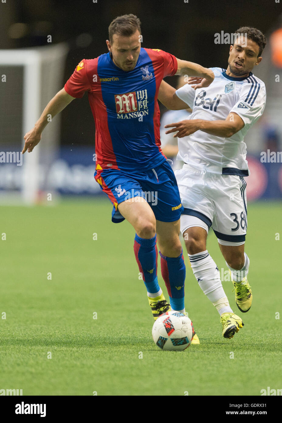 Vancouver, Canada. 19 Luglio, 2016. Jordon Mutch (22) di Crystal Palace e Kianz Froese (38) di Vancouver Whitecaps. Vancouver Whitecaps vs Crystal Palace, BC Place Stadium. Final 2-2 Credito: Gerry Rousseau/Alamy Live News Foto Stock