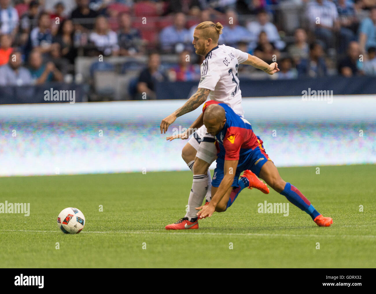 Vancouver, Canada. 19 Luglio, 2016. Andros Townsend (17) di Crystal Palace e Marcel de Jong (33) di Vancouver Whitecaps battaglia per la sfera. Vancouver Whitecaps vs Crystal Palace, BC Place Stadium. Final 2-2. Credito: Gerry Rousseau/Alamy Live News Foto Stock