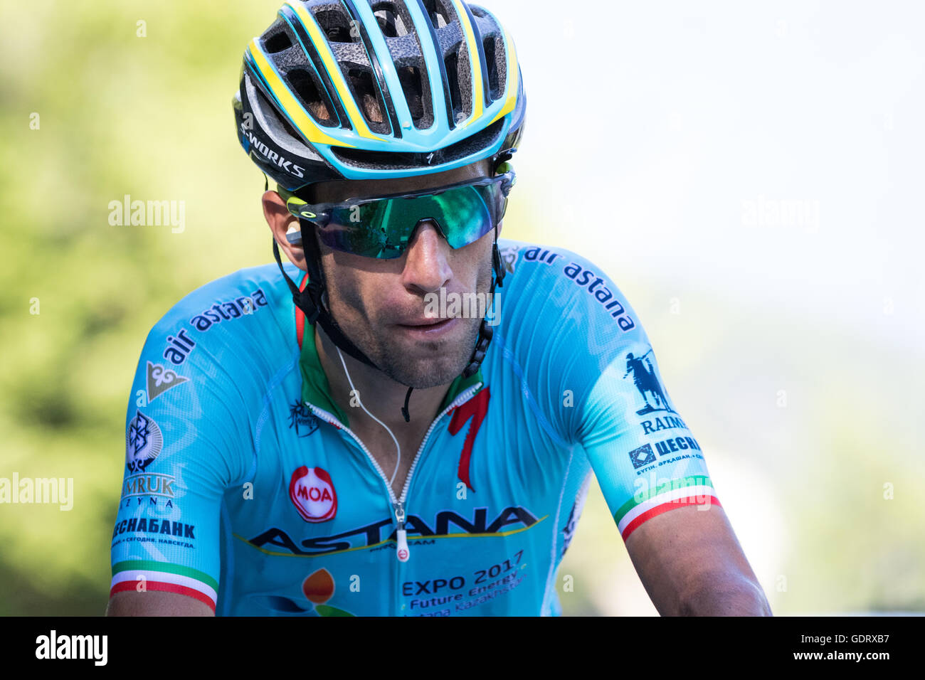 Finhaut, Svizzera. Il 20 luglio, 2016. Il 20 luglio, 2016. Finhaut, CH. Vincenzo Nibali (Astana) scorre fuori dal retro del gruppo di derivazioni, dopo in sella ad esaurimento a sostegno del team leader Fabio Aru. Credito: Giovanni Kavouris/Alamy Live News Foto Stock