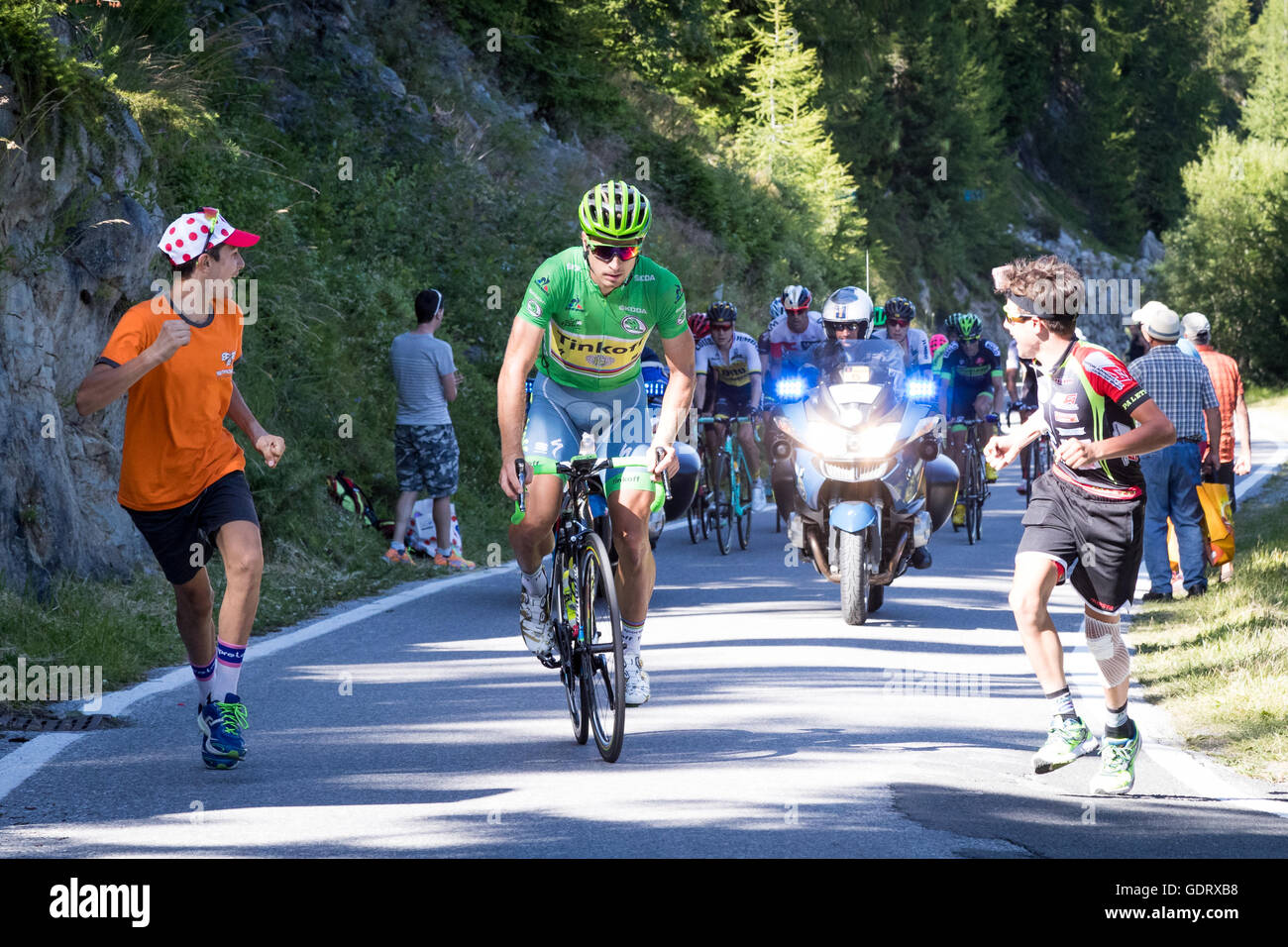 Finhaut, Svizzera. Il 20 luglio, 2016. Il 20 luglio, 2016. Finhaut, CH. Giovani fan correre al fianco di punti-leader e attuale campione del mondo Peter Sagan (Tinkoff) sulla salita finale della tappa. Credito: Giovanni Kavouris/Alamy Live News Foto Stock