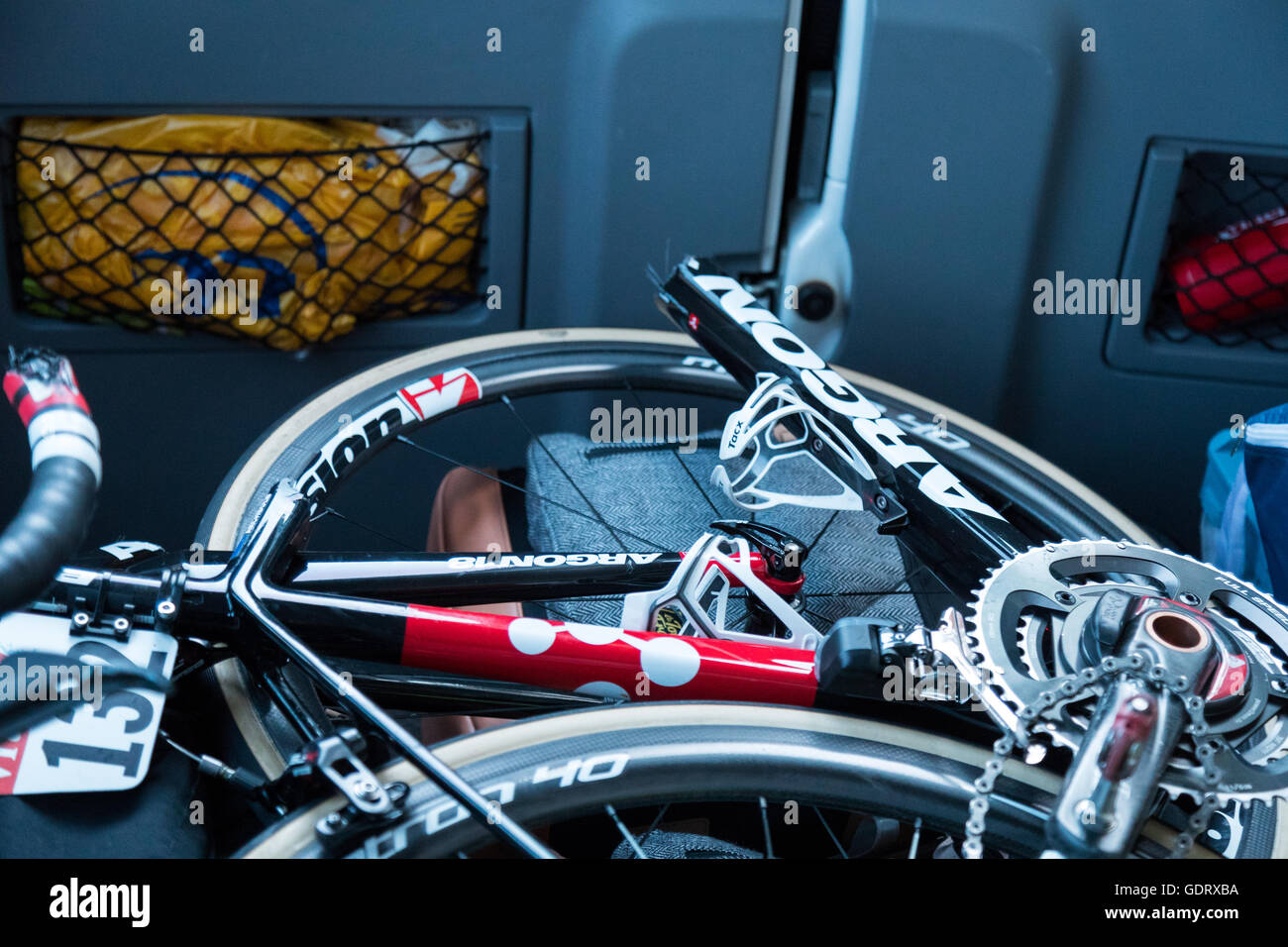 Finhaut, Svizzera. Il 20 luglio, 2016. Il 20 luglio, 2016. Finhaut, CH.  Shane Archbold (Bora-Argon 18) bicicletta si siede in pezzi per il carro  scopa. Dopo schiantarsi su una discesa e rompendo