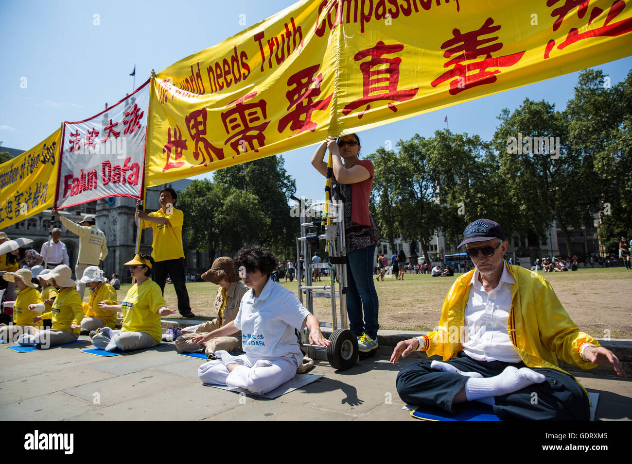 Londra, Regno Unito. Il 20 luglio, 2016. Seguaci di Falun Gong protesta in piazza del Parlamento contro la pratica delle fonti di approvvigionamento di organi da non acconsente di prigionieri di coscienza in Cina. Credito: Mark Kerrison/Alamy Live News Foto Stock