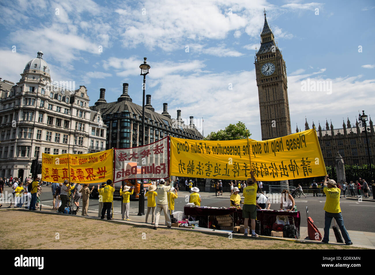 Londra, Regno Unito. Il 20 luglio, 2016. Seguaci di Falun Gong protesta in piazza del Parlamento contro la pratica delle fonti di approvvigionamento di organi da non acconsente di prigionieri di coscienza in Cina. Credito: Mark Kerrison/Alamy Live News Foto Stock