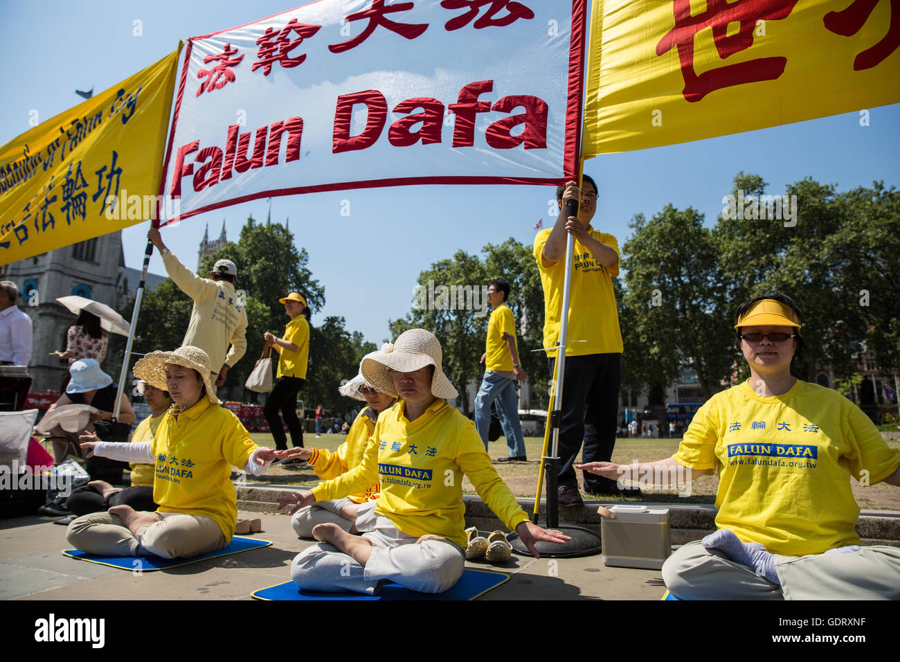 Londra, Regno Unito. Il 20 luglio, 2016. Seguaci di Falun Gong protesta in piazza del Parlamento contro la pratica delle fonti di approvvigionamento di organi da non acconsente di prigionieri di coscienza in Cina. Credito: Mark Kerrison/Alamy Live News Foto Stock