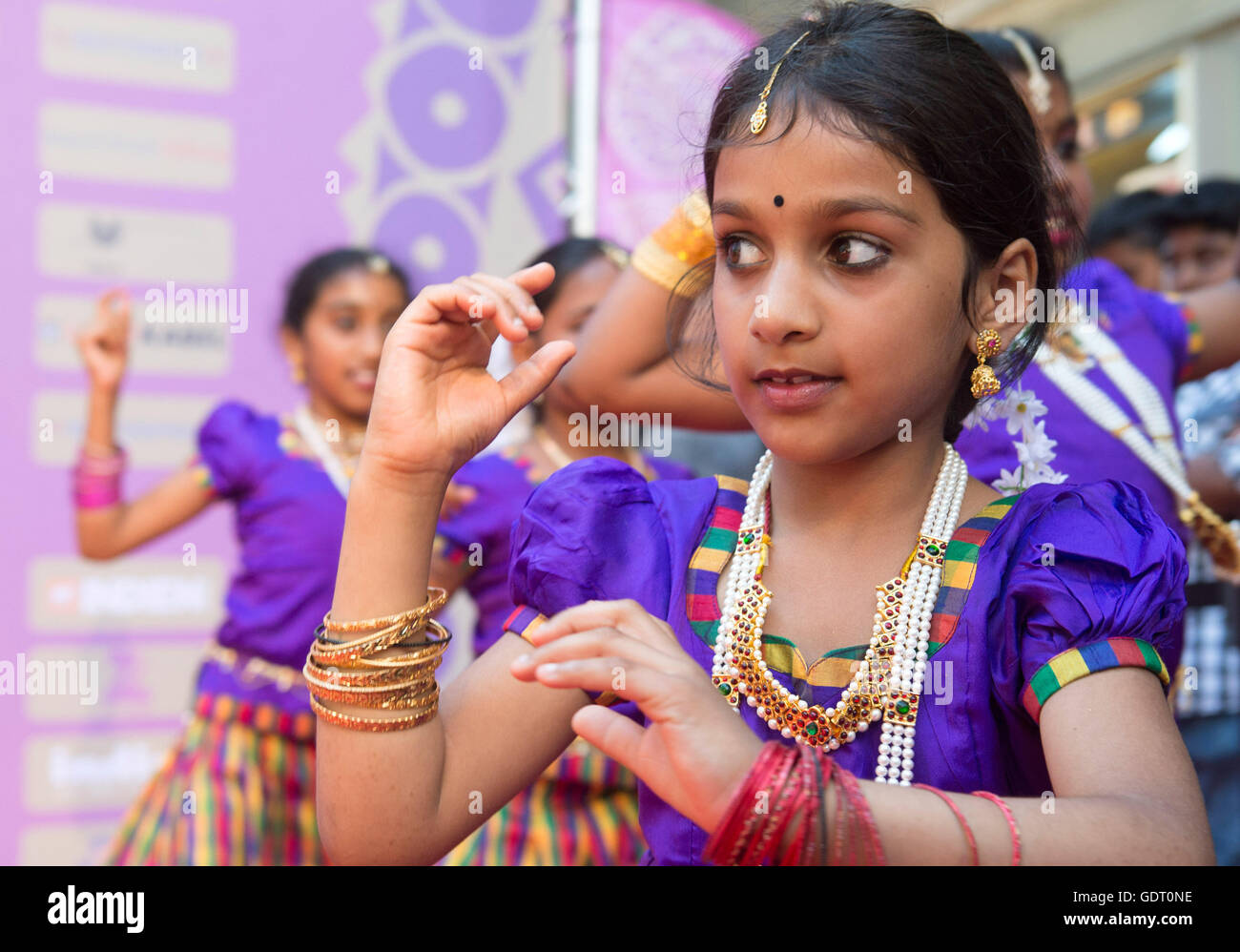 Stuttgart, Germania. Il 20 luglio, 2016. Le ragazze del folklore indiano Senthilkumaran gruppo dance in apertura del XIII Indian Film Festival di Stoccarda, Germania, 20 luglio 2016. Foto: Thomas Kienzle/dpa/Alamy Live News Foto Stock