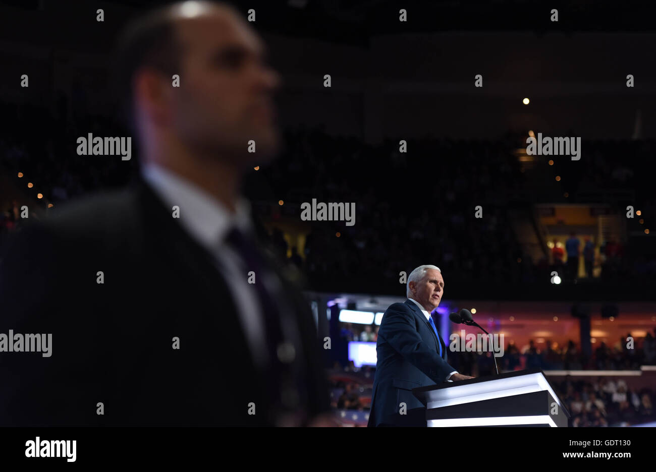 Cleveland, USA. Il 20 luglio, 2016. Indiana governatore repubblicano e vice candidato presidenziale Mike pence (R) parla alla Convention Nazionale Repubblicana in Cleveland, Ohio, Stati Uniti, 20 luglio 2016. Indiana il Governatore Mike Pence ha accettato formalmente la morsa repubblicano nomina presidenziale mercoledì notte al 2016 Convention Nazionale Repubblicana. Credito: Yin Bogu/Xinhua/Alamy Live News Foto Stock