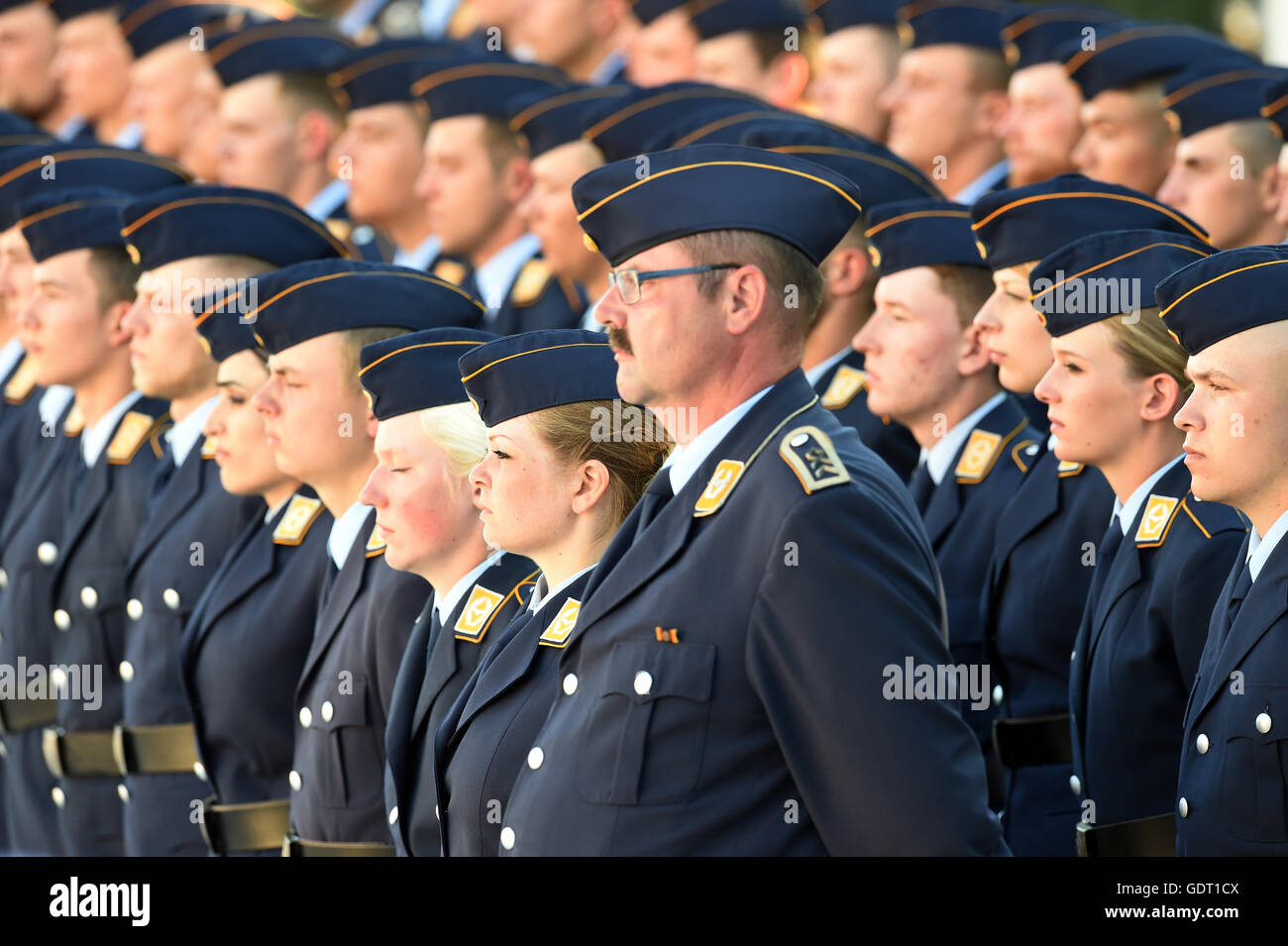 Berlino, Germania. Il 20 luglio, 2016. Soldati tedeschi sono giurato in durante il memoriale segna il 72º anniversario del fallito tentativo di assassinio su Adolf Hitler di combattenti per la resistenza, a Berlino, Germania, 20 luglio 2016. Foto: MAURIZIO GAMBARINI/dpa/Alamy Live News Foto Stock