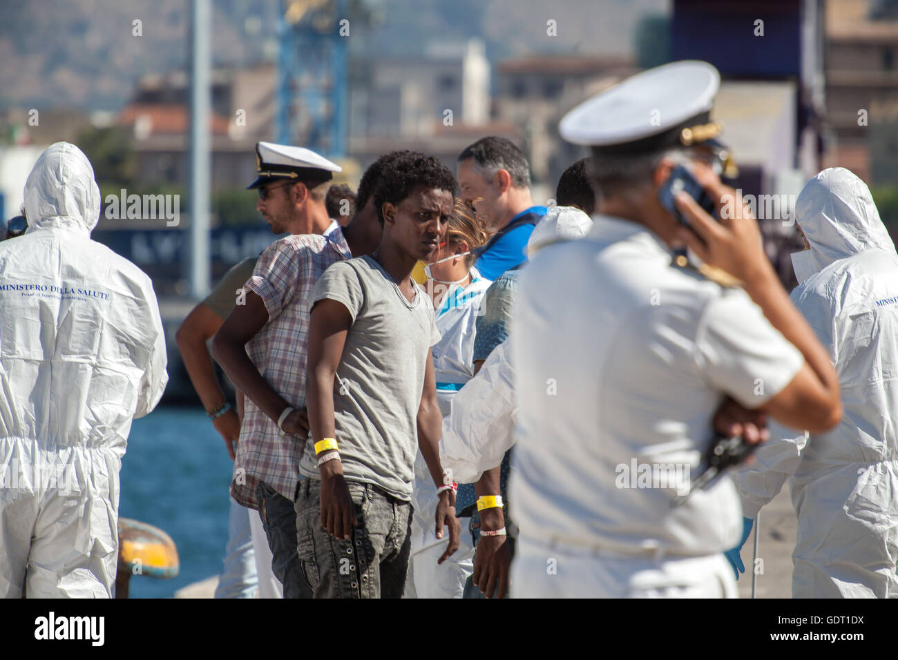 Palermo, Italia. Il 20 luglio, 2016. Il Comandante Borsini, un italiano di nave da guerra, arrivati a Palermo il 20 luglio 2016 con un comunicato 890 rifugiati a bordo. Credito: Antonio Melita/Alamy Live News Foto Stock
