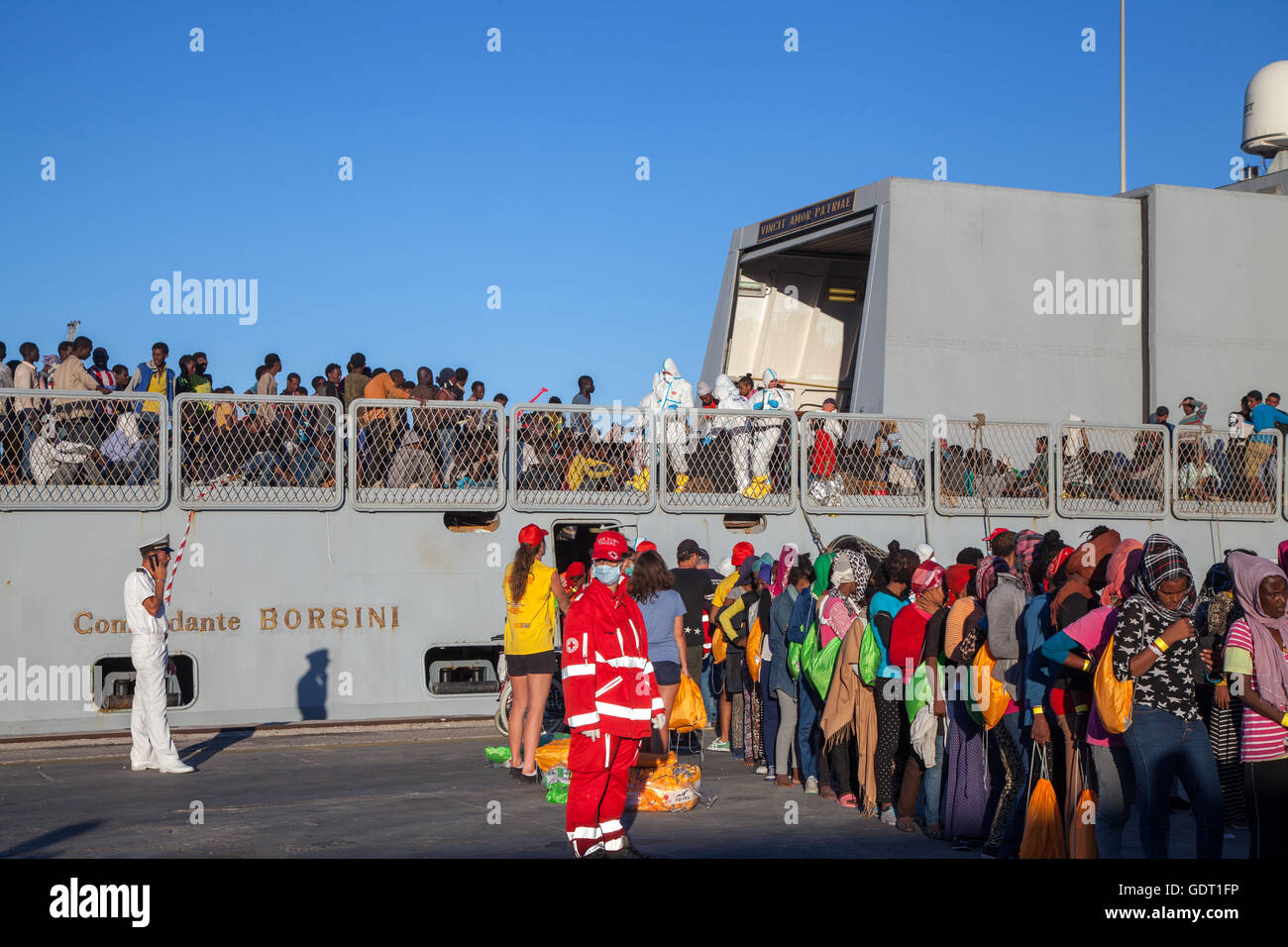Palermo, Italia. Il 20 luglio, 2016. Il Comandante Borsini, un italiano di nave da guerra, arrivati a Palermo il 20 luglio 2016 con un comunicato 890 rifugiati a bordo. Credito: Antonio Melita/Alamy Live News Foto Stock