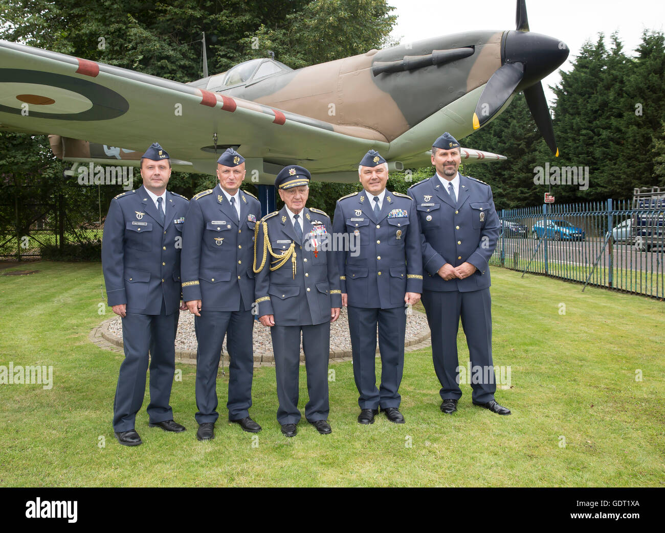 Biggin Hill, Regno Unito. 21 Luglio, 2016. I cechi Petr Tomanek, Libor Stefanek, generale Emil Bocek, Jaromir Sebesta e Petr Cepelka frequentare un servizio presso il St George's Chapel in Biggin Hill, Kent Credit: Keith Larby/Alamy Live News Foto Stock