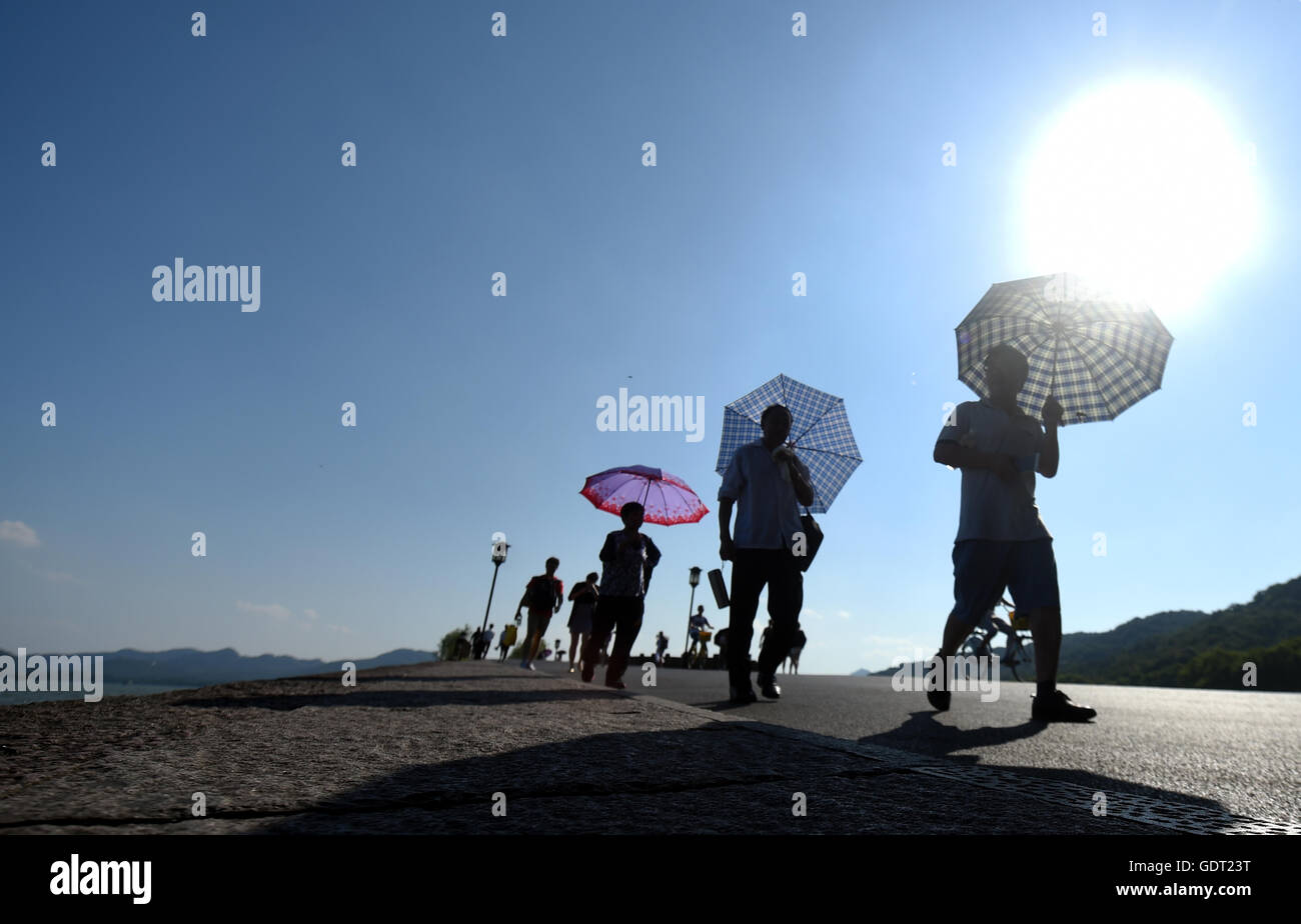 Hangzhou, cinese della Provincia di Zhejiang. 21 Luglio, 2016. La gente a piedi su Bai Causeway presso il West Lake in Hangzhou, a est della capitale cinese della Provincia di Zhejiang, 21 luglio 2016. Un totale di 50 contee città e contea di regioni di livello nella provincia dello Zhejiang emessi avvisi arancione per riscaldare il giovedì come alcune parti dello Zhejiang sarà testimone di una elevata temperatura di 39 gradi Celsius nei due giorni seguenti. Credito: Wang Dingchang/Xinhua/Alamy Live News Foto Stock