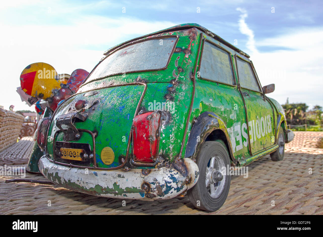 Mini auto classica d'epoca al RHS Tatton Park Flower Show, il più grande evento giardino del nord, che si tiene negli splendidi giardini del parco di 1,000 acri di Cheshire. Da quasi un decennio Tatton Park offre ai giovani designer l'opportunità senza pari di progettare e costruire uno show design per contribuire a lanciare le loro carriere orticole. Centinaia di espositori mostreranno i loro disegni e accessori per il giardino alle migliaia di visitatori attesi nel corso dell'evento. Foto Stock