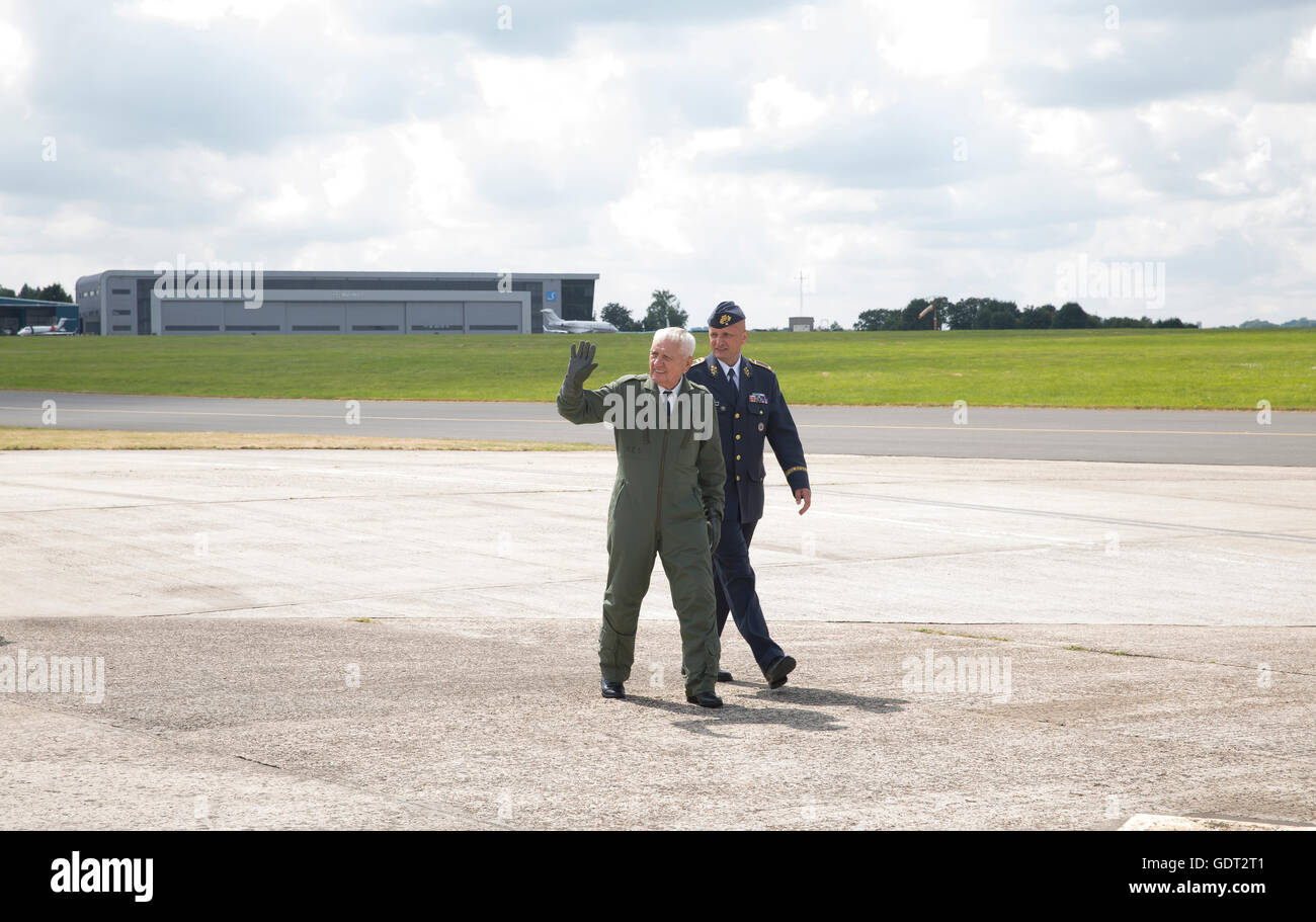 Biggin Hill, Kent, Regno Unito. 21 Luglio, 2016. Ultimo della Repubblica ceca piloti di caccia generale Emil Bocek dalla Battaglia di Bretagna si prepara a volare in uno Spitfire in Biggin Hill, Kent. Credito: Keith Larby/Alamy Live News Foto Stock