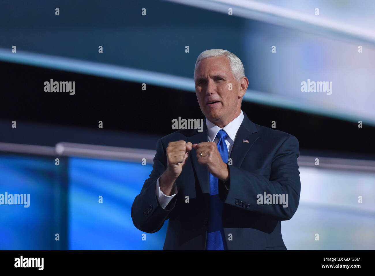 Cleveland, USA. Il 20 luglio, 2016. Indiana governatore repubblicano e vice candidato presidenziale Mike Pence parla alla Convention Nazionale Repubblicana in Cleveland, Ohio, Stati Uniti, il 20 luglio 2016. Indiana il Governatore Mike Pence ha accettato formalmente la morsa repubblicano nomina presidenziale mercoledì notte al 2016 Convention Nazionale Repubblicana. © Yin Bogu/Xinhua/Alamy Live News Foto Stock