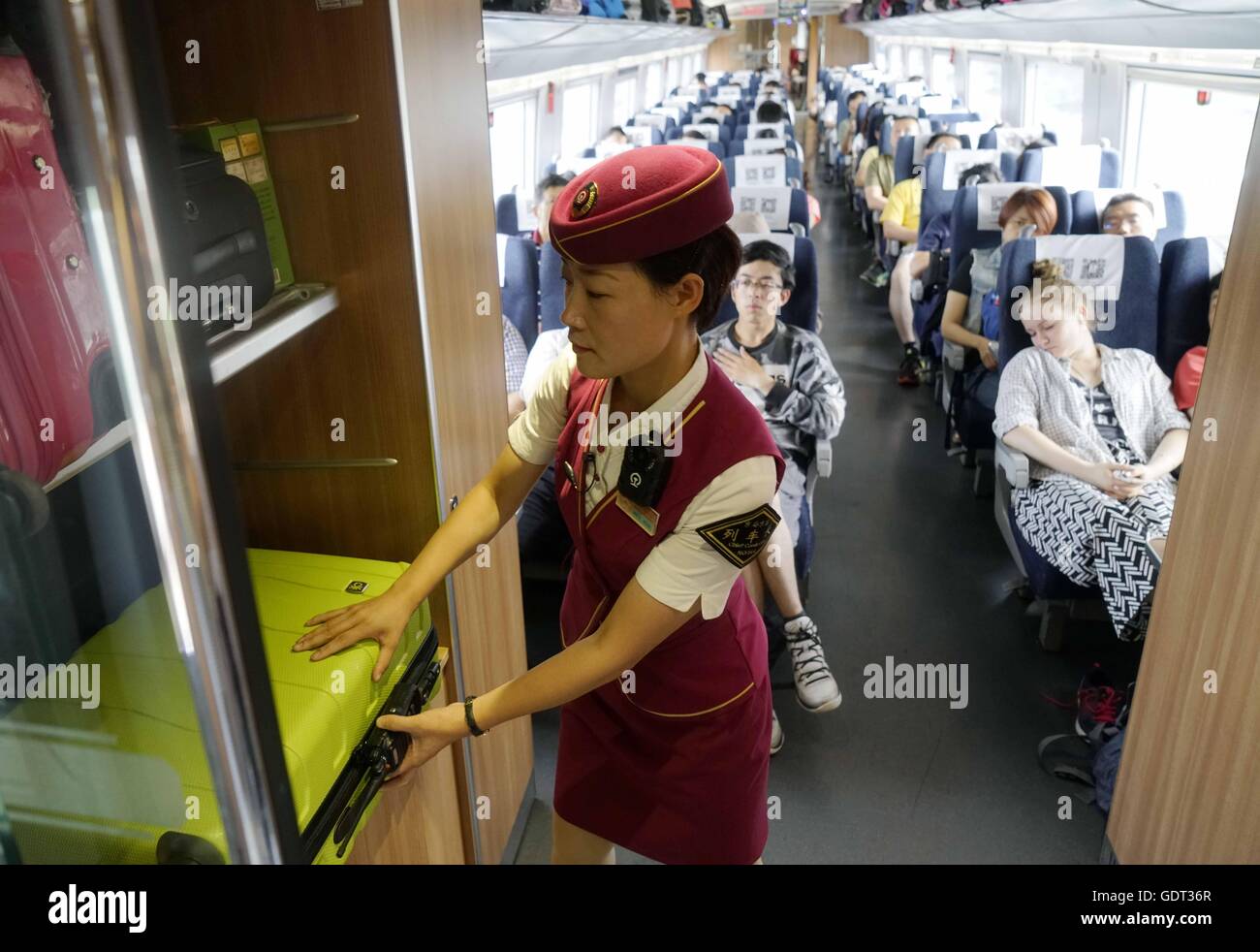 Pechino, Cina. 21 Luglio, 2016. Il conduttore Li Shuangli lavora sul bullet train G11 da capitale Pechino a est della Cina di Shanghai, 21 luglio 2016. Ci sono stati più di 5 miliardi di passeggeri viaggi in Cina rinomate in tutto il mondo i treni proiettile in otto anni, secondo i nuovi dati del National Rail operatore. © Xing Guangli/Xinhua/Alamy Live News Foto Stock
