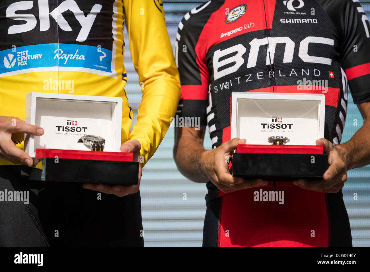 21 Luglio, 2016. Mègeve, FR. Chris Froome (Team Sky) e Richie Porte (BMC Racing Team) vincere Premio Bernard Hinault, per tempi più veloci su di una ripida costa de Domancy. John Kavouris/Alamy Live News Foto Stock