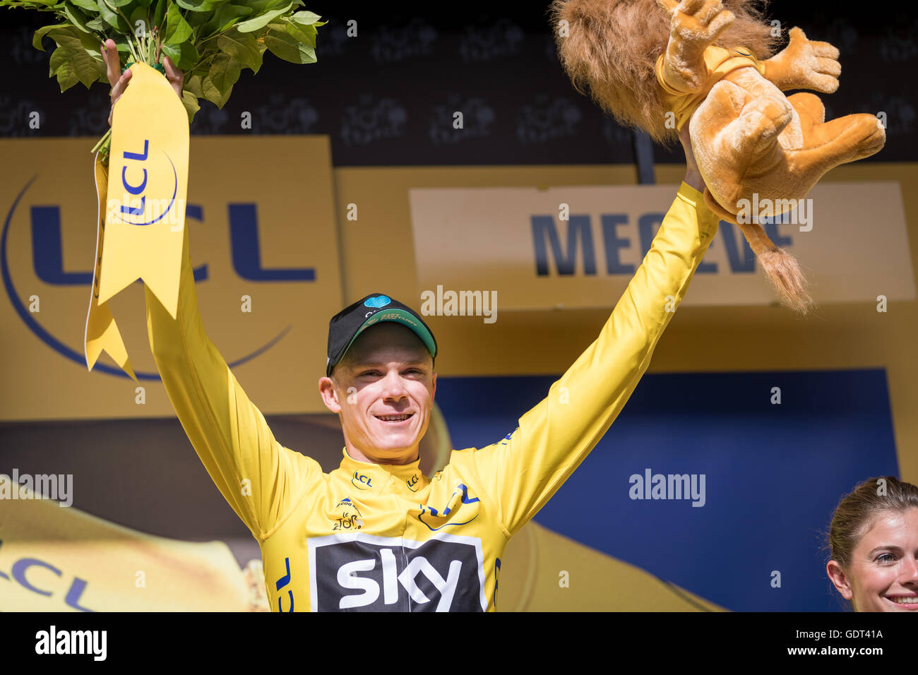 21 Luglio, 2016. Mègeve, FR. Chris Froome (Team Sky) viene premiato con un'altra maglia gialla ed estende la sua leadership in classifica generale. Più vicino rivale Bauke Mollema (Trek-Segafredo) è ora 3'52' dietro Froome. John Kavouris/Alamy Live News Foto Stock