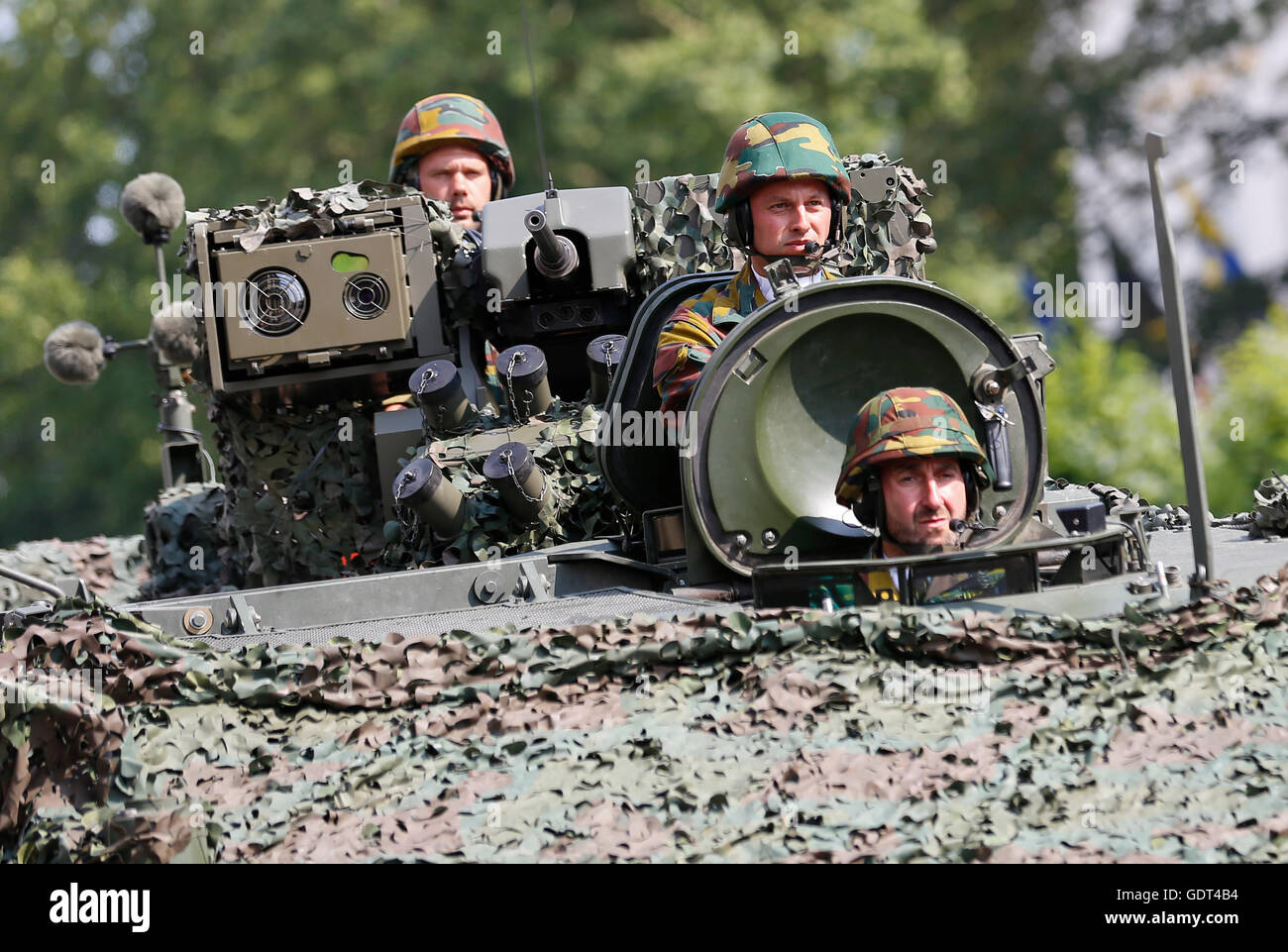 Bruxelles, Belgio. 21 Luglio, 2016. Un veicolo armato passa da durante la parata militare per celebrare il Belgio della Giornata Nazionale di Bruxelles in Belgio, 21 luglio 2016. Credito: Voi Pingfan/Xinhua/Alamy Live News Foto Stock