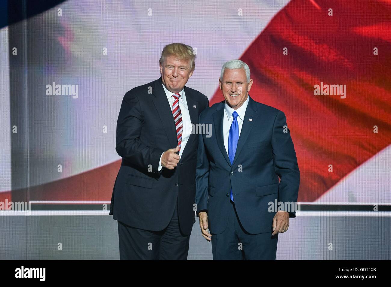 GOP candidato presidenziale Donald Trump si congratula con il suo compagno di corsa Gov. Mike Pence dopo Pence formalmente accettato la candidatura durante il terzo giorno della Convention Nazionale Repubblicana Luglio 20, 2016 a Cleveland, Ohio. Foto Stock