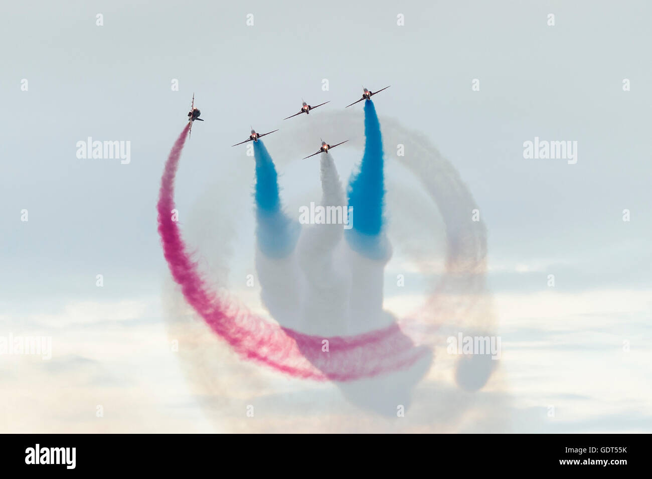 Lyme Regis, Dorset, Regno Unito. 21 Luglio 2016 Le frecce rosse eseguire loro spettacolare display rispetto allo storico porto di Cobb a Lyme Regis - Picture: Graham Hunt/Alamy Live News Foto Stock