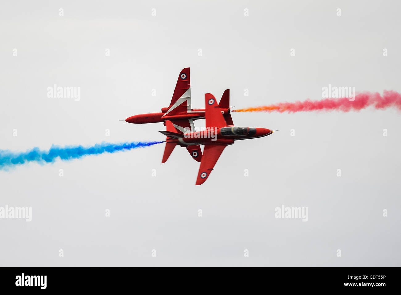 Lyme Regis, Dorset, Regno Unito. 21 Luglio 2016 Le frecce rosse eseguire loro spettacolare display rispetto allo storico porto di Cobb a Lyme Regis - Picture: Graham Hunt/Alamy Live News Foto Stock