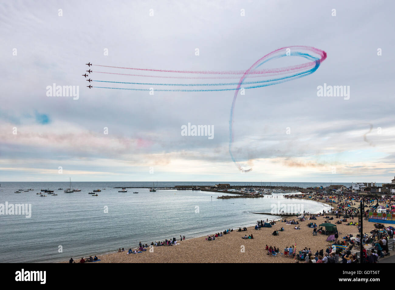 Lyme Regis, Dorset, Regno Unito. 21 Luglio 2016 Le frecce rosse eseguire loro spettacolare display rispetto allo storico porto di Cobb a Lyme Regis - Picture: Graham Hunt/Alamy Live News Foto Stock