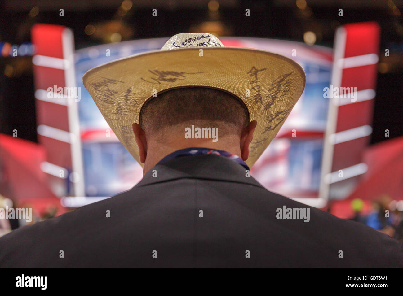 Cleveland, Ohio, USA; Luglio 21, 2016: l uomo dal Texas con firmato il cappello da cowboy, quarta e ultima notte della Convention Nazionale Repubblicana. (Philip Scalia/Alamy Live News) Foto Stock