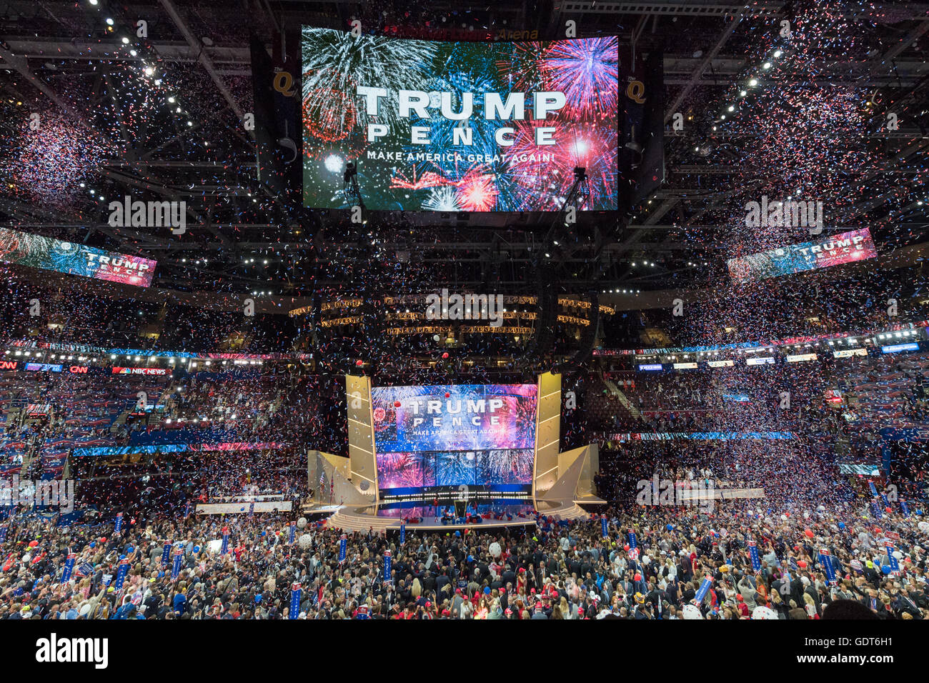 Cleveland, Ohio, USA. 21 Luglio, 2016. GOP candidato presidenziale Donald Trump e compagno di corsa Gov. Mike Pence e alle loro famiglie di stand sul palco come palloncini e coriandoli goccia dopo aver accettato il partito nomina a presidente del giorno finale della Convention Nazionale Repubblicana Luglio 21, 2016 a Cleveland, Ohio. Credito: Planetpix/Alamy Live News Foto Stock