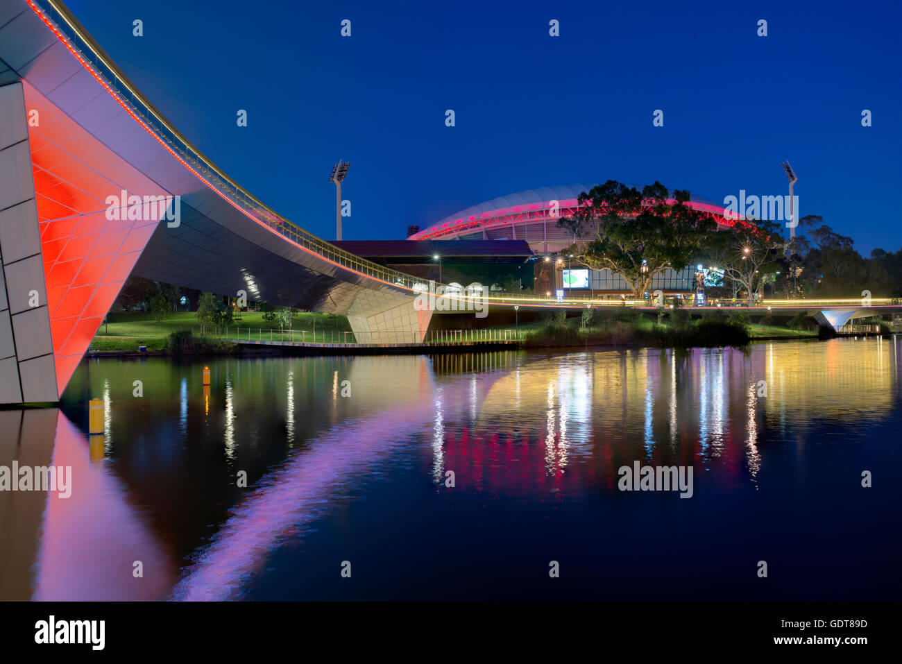 Notte in Adelaide il Riverbank Precinct dotato del nuovo ponte pedonale e il recentemente aggiornato Adelaide Oval. Foto Stock