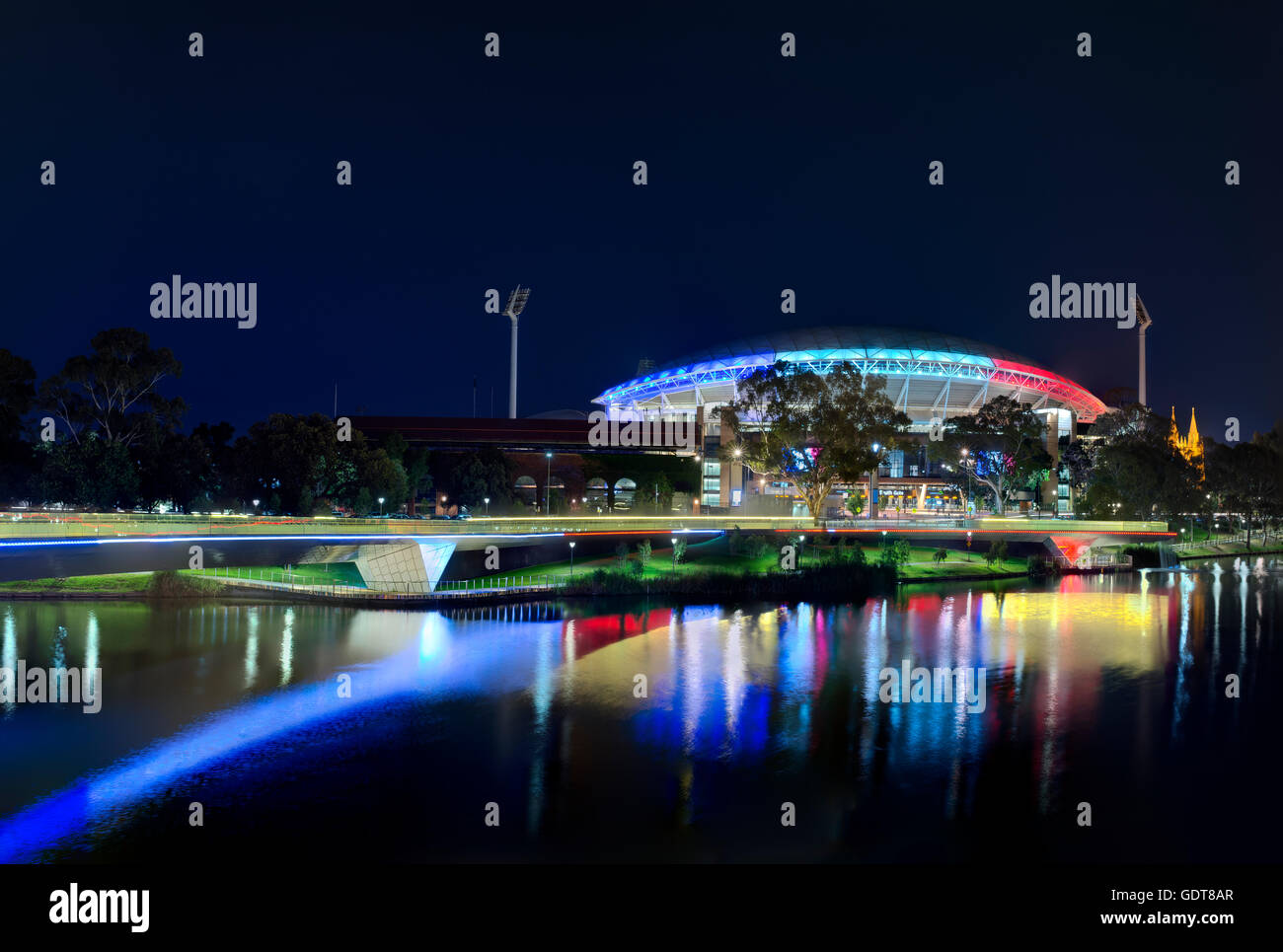 Notte in Adelaide il Riverbank Precinct dotato del nuovo ponte pedonale e il recentemente aggiornato Adelaide Oval. Foto Stock