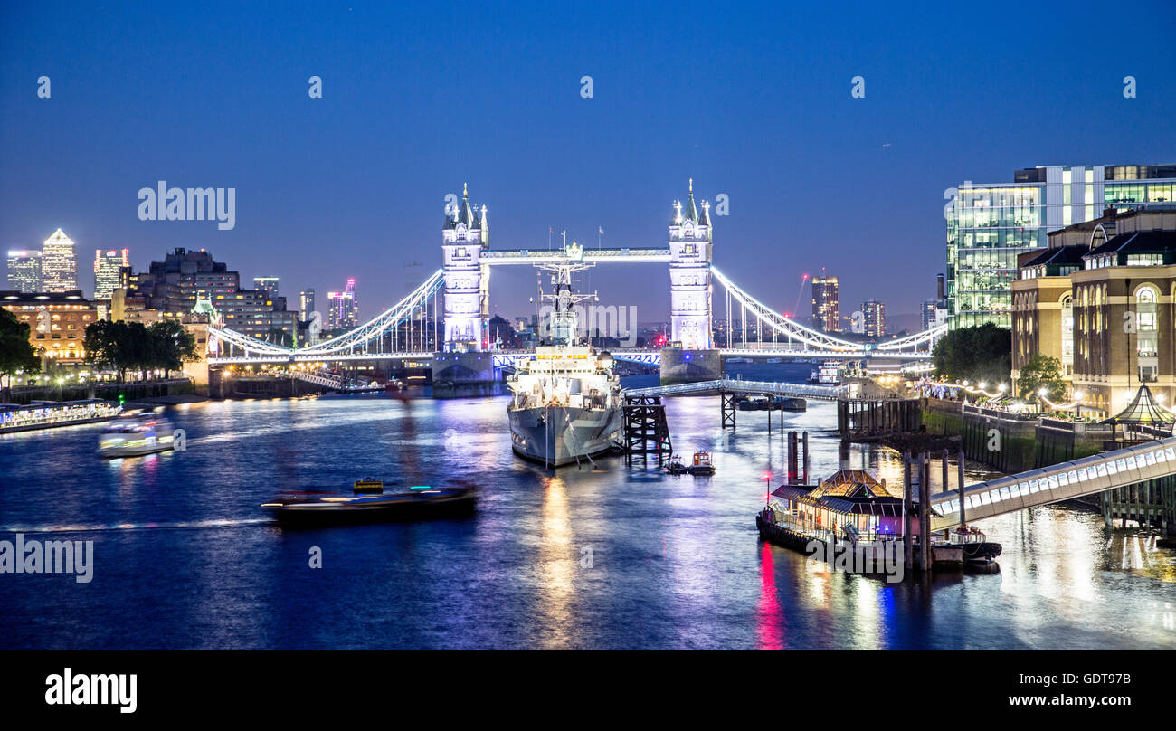 Il Tower Bridge e HMS Belfast di notte London REGNO UNITO Foto Stock