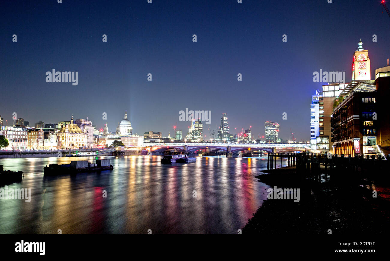 Blackfriars Bridge e dello skyline della città di notte dal Southbank London REGNO UNITO Foto Stock