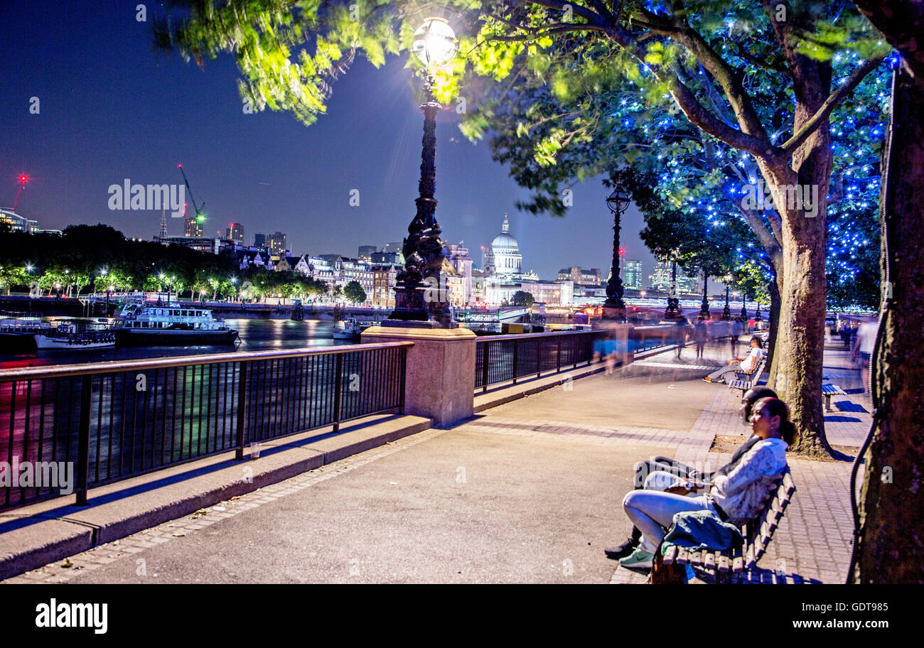 La gente sulla Southbank di notte London REGNO UNITO Foto Stock