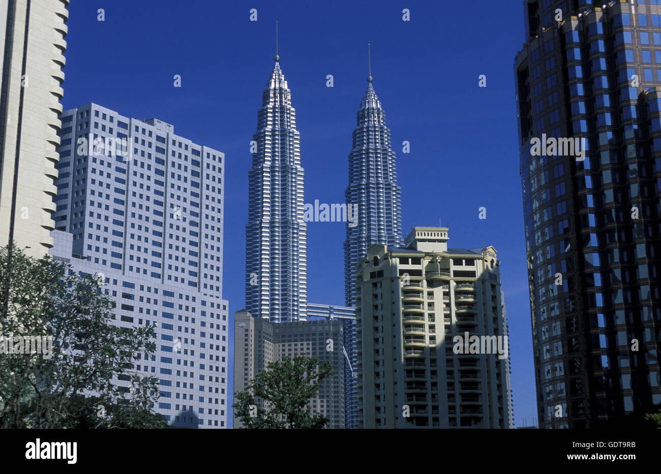 Die Petronas Twin Towers in der Hauptstadt Kuala Lumpur in Malesia in Suedost Asien. Foto Stock