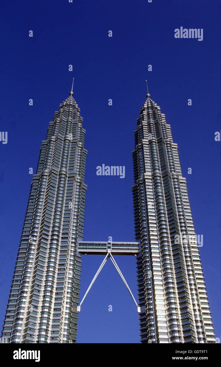 Die Petronas Twin Towers in der Hauptstadt Kuala Lumpur in Malesia in Suedost Asien. Foto Stock