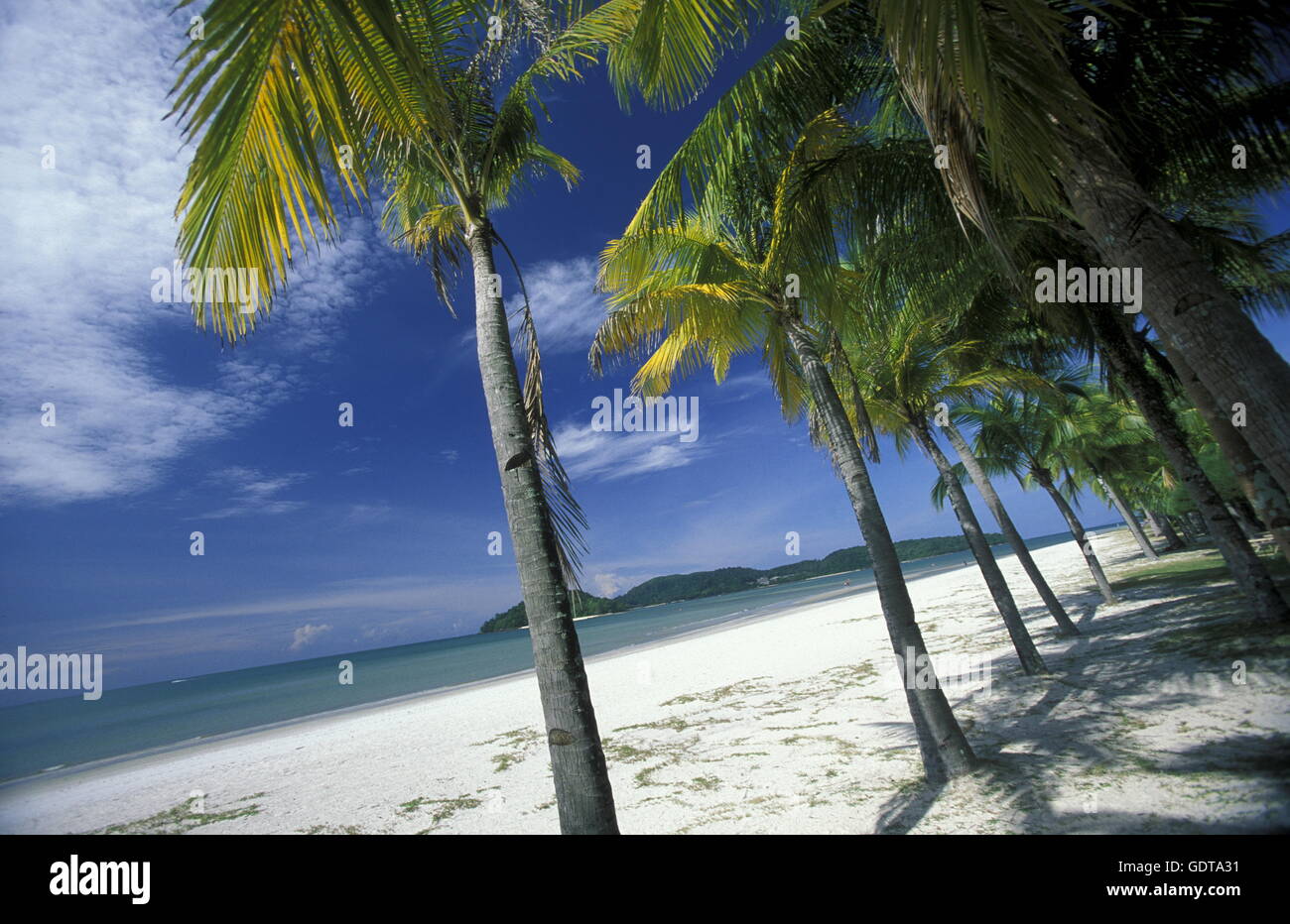 La spiaggia di Pantai Tanjung Rhu sulla costa dell'Isola di Langkawi nel nord-ovest della Malesia Foto Stock