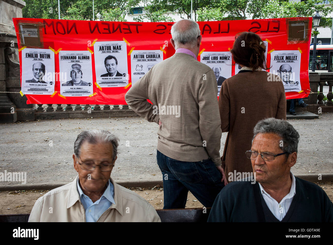 Banner di grandi dimensioni che mostra grandi evasori fiscali. Le proteste contro la triste situazione sociale.Rivoluzione spagnola 2011 .15 M y 19 J.Indi Foto Stock