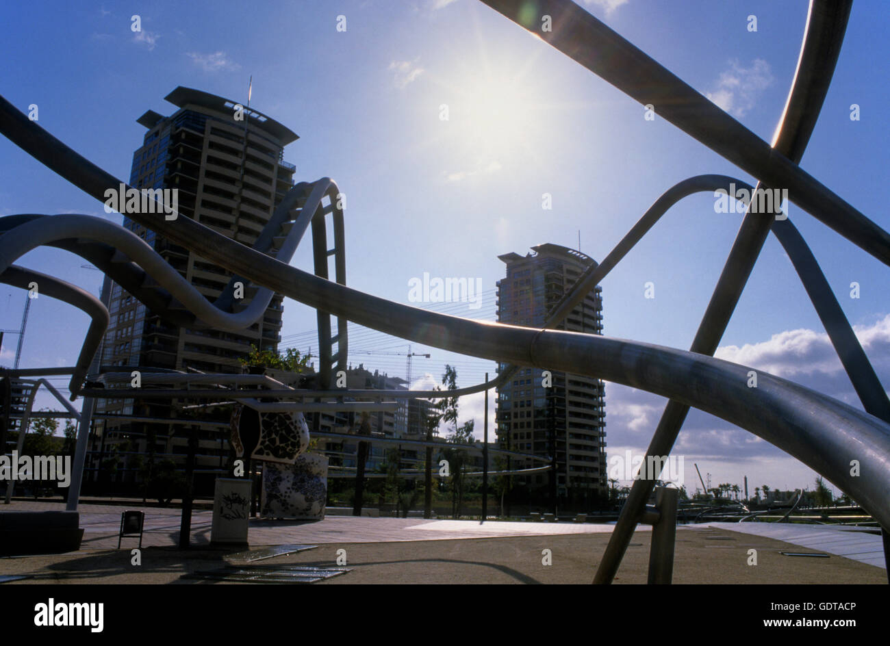 Sculture, strutture, nel parco Diagonal Mar, Barcellona, Spagna Foto Stock