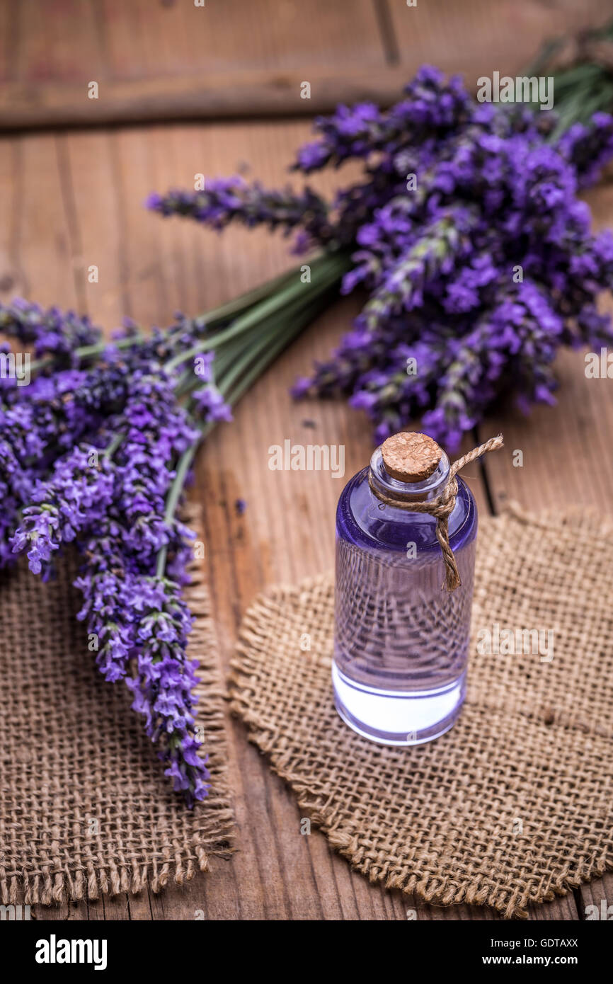 Aromaterapia e olio di lavanda, lavanda spa concept Foto Stock