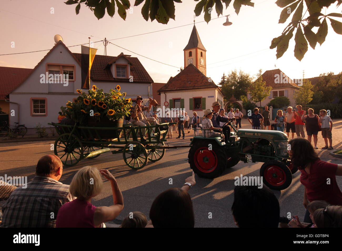 Das Winzerfest im Dorf Sasbach im Kaiserstuhl am im Schwarzwald Sueden von Deutschland. Foto Stock