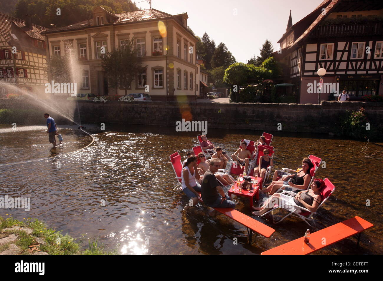 Ein "Sommerfest" in der Altstadt von Schiltach im mittleren Schwarzwald im Sueden von Deutschland. Foto Stock