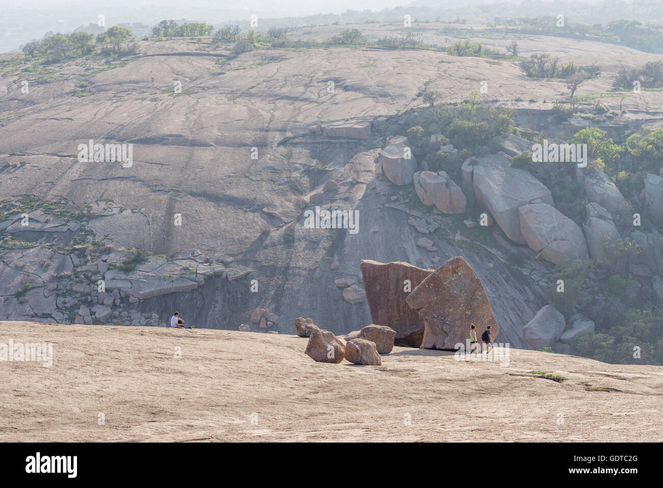 La gente a piedi attorno a un macigno sulla roccia incantata vicino Fredericksburg, Texas Foto Stock