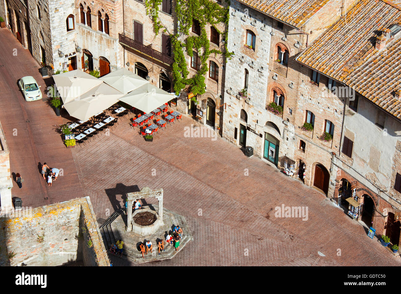 Piazza della Cisterna da sopra a San Gimignano, Toscana, Italia Foto Stock