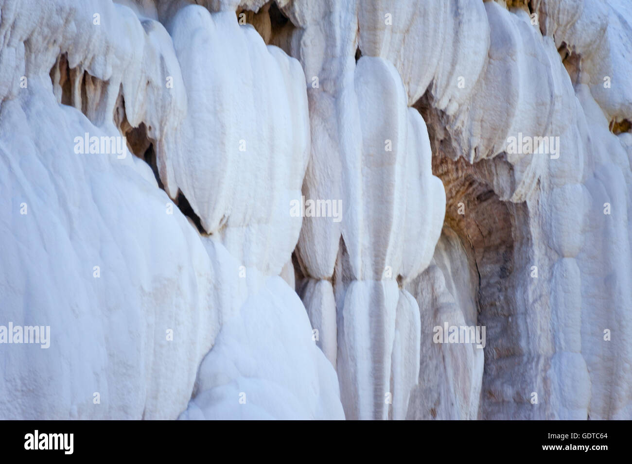 Fosso Bianco nei pressi di San Filippo, bianco calcificato di cascata nel bosco con turchesi acque termali Foto Stock